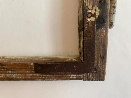 Starý drevený okenný rám,