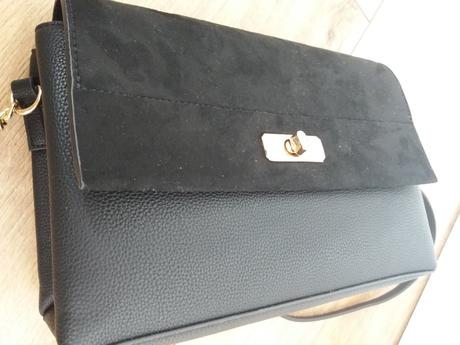 Čierna kabelka so zlatými detailami, 