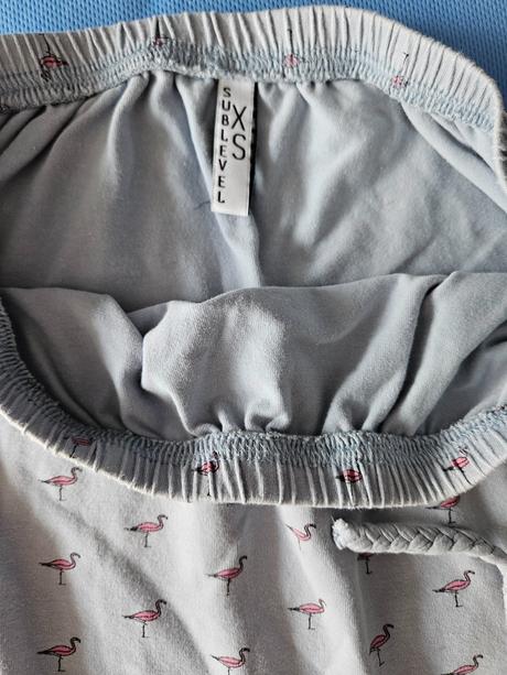 Overal s plameniakmi, xs