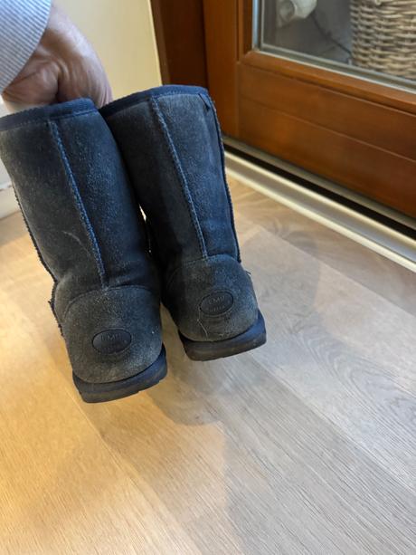 Celokožené snehule emu, 38