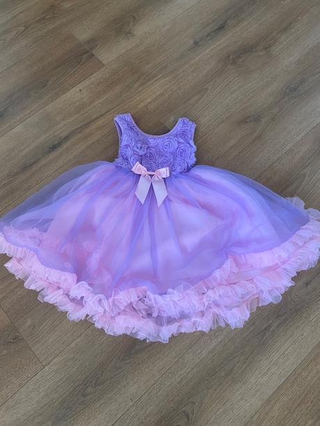 Nádherné riasené šaty, 104