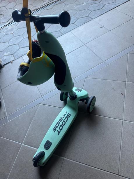 Kolobezka/odrazadlo scoot ride a prilba,