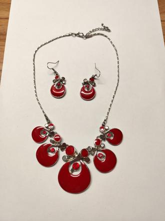 Sada sperkov, krasne formuje dekolt. dovezene z es,