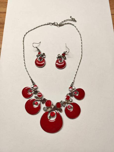 Sada sperkov, krasne formuje dekolt. dovezene z es, 