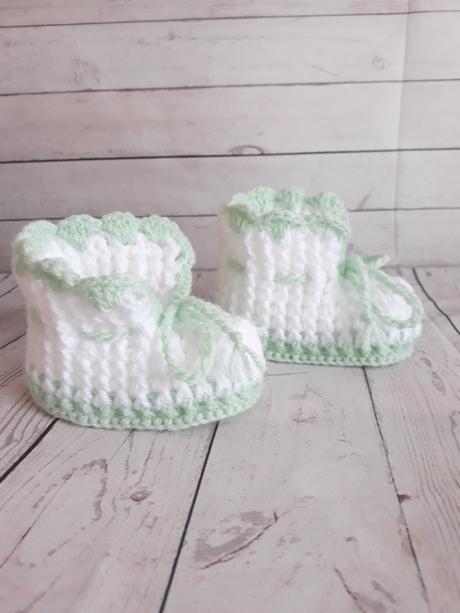 Rôze farby háčkované kojenecké papučky/capačky, 