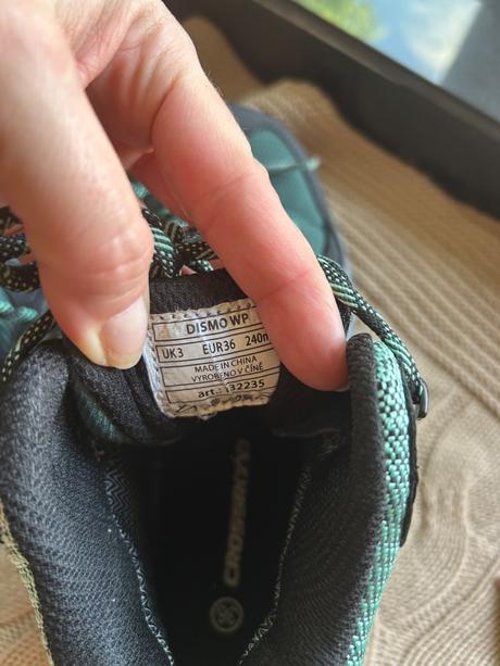 Turisticke topanky crossroad, 36