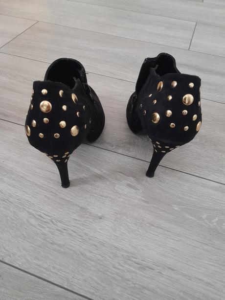 Čierne kotničky, 38