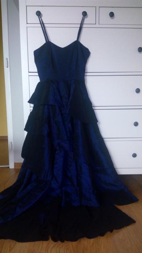 Tmavomodré spoločenské šaty, s