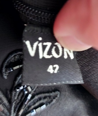 Krátke spoločenské šaty, 42