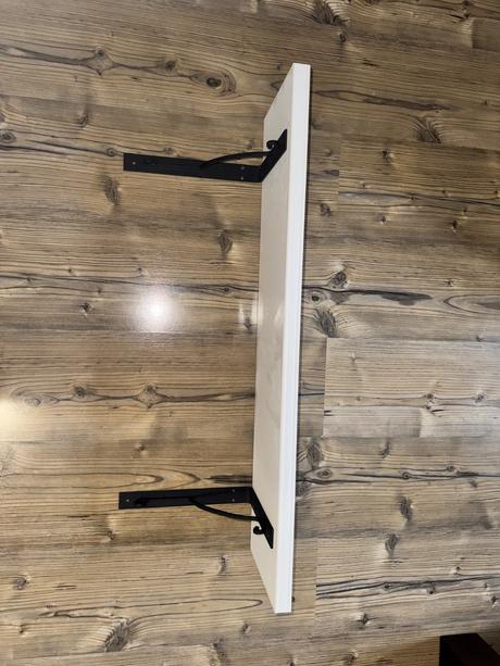 Polica s kovovymi konzolami, 