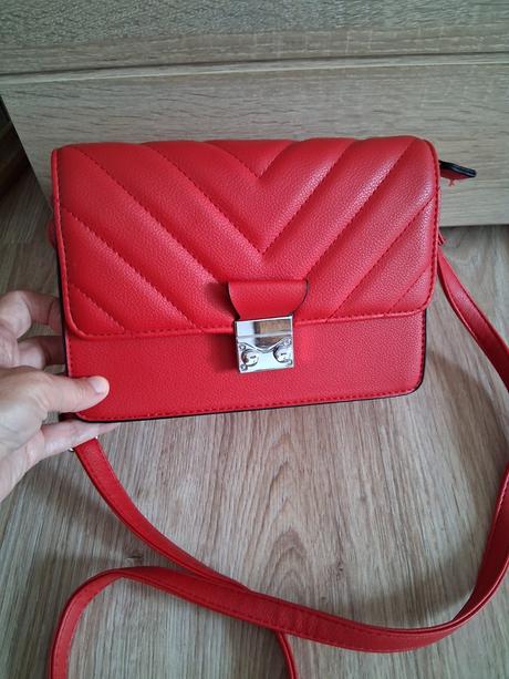 Malá červená kabelka, 