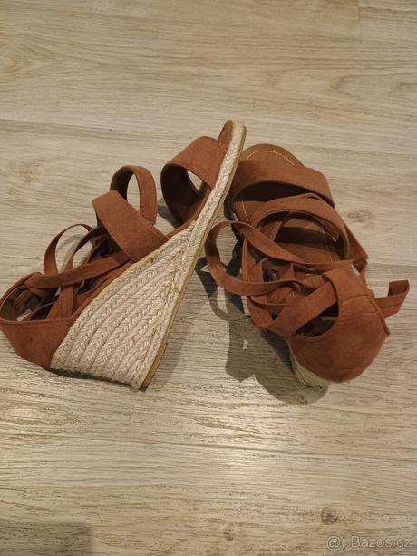 Hnedé espasrdilky, 42