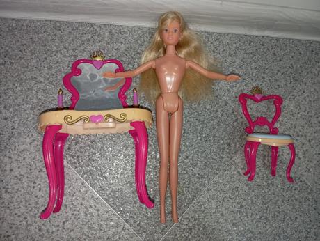 Kozmetický stolík s bábikou, 