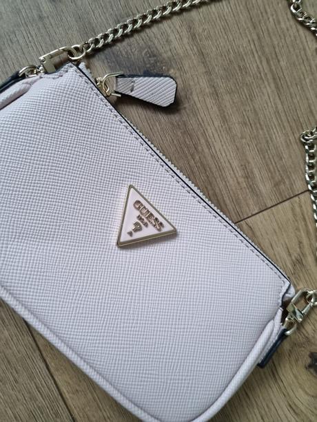 Bledoružová kabelka do ruky guess, guess