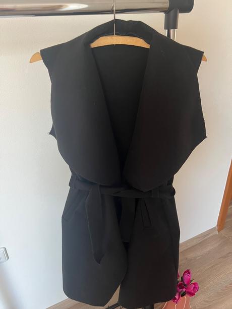 Cierna predĺžená kabatova vesta, 