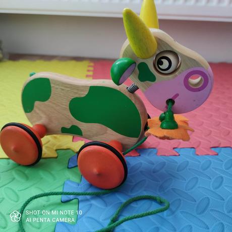 Drevená kravička na ťahanie,