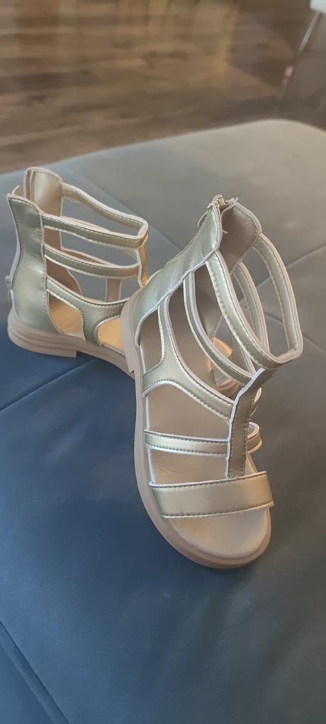 Nové zlaté sandálky, 33