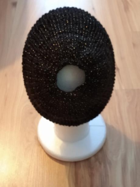 Pletená čiapka s otvorom na cop, 