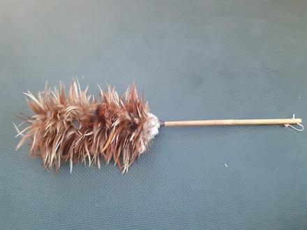 Prachovka zo slepačieho peria stará, 