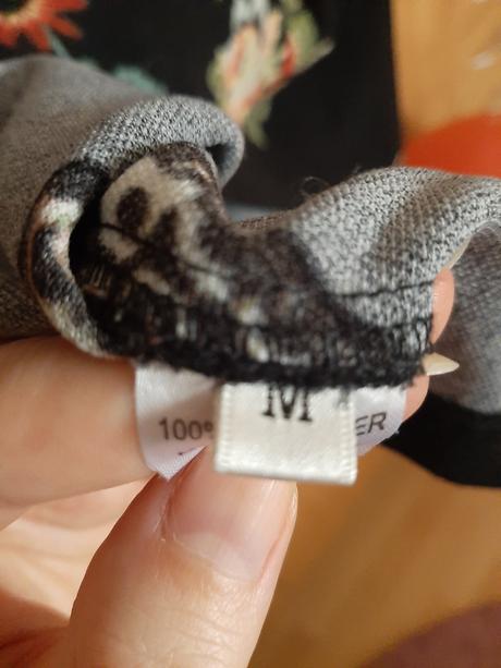 Čierne kvietkované hrubšie mini šaty, m