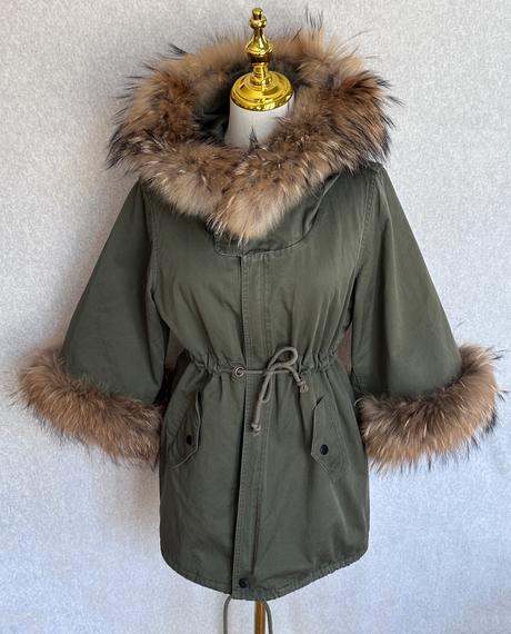 Štýlová khaki parka s kožušinovým lemovaním, s