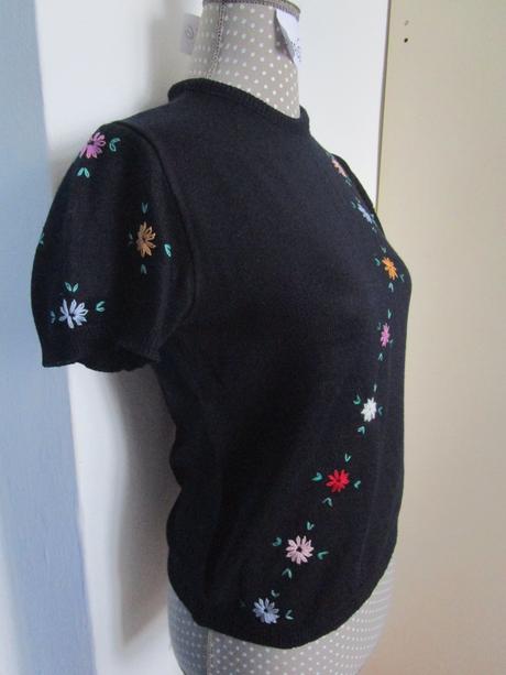 2425. tričko ručne vyšívané, s