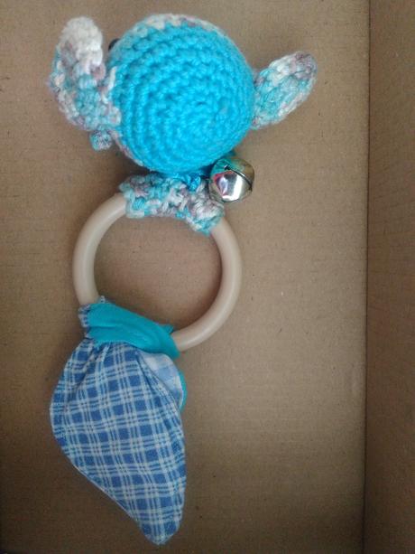 Háčkovaná hrkalka na ruku tyrkysovy slon,