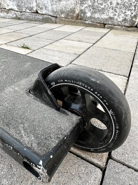 Kolobežka freestyle striker gravis l black, 