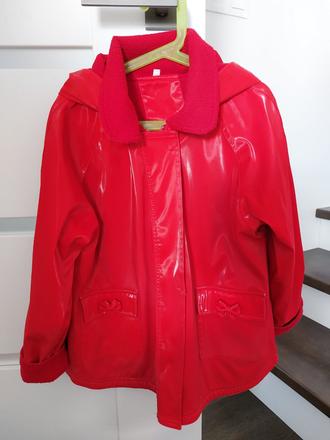 Krásny červený pršiplášť s odnímateľnou kapucňou, 140
