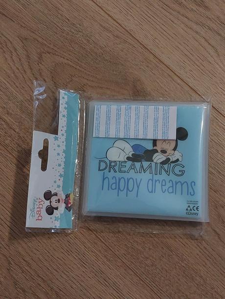 Kocky, kniha, nálepky, podložka,