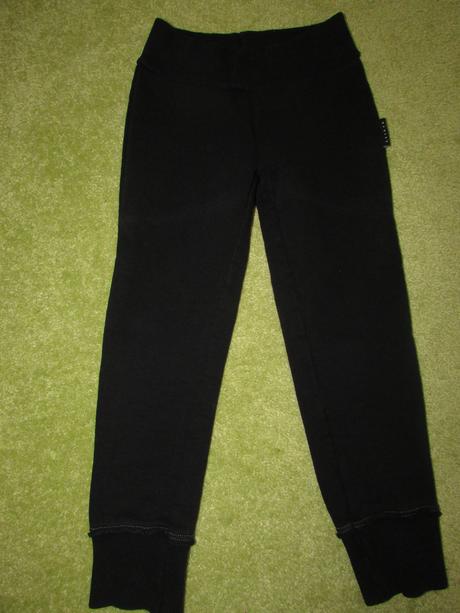 Čierrne slim tepláčiky na 3-4 roky zn. sisley, 104