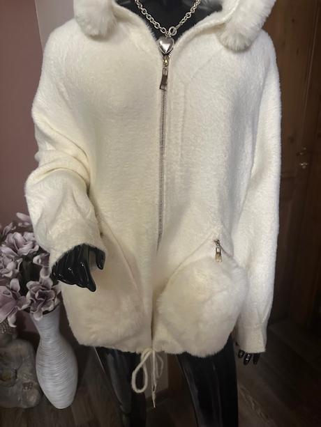 Bielo krémová bundička alpaka s kapucňou,
