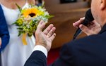 Poslanci a sobáše: Potrebná zmena alebo zbytočná téma?