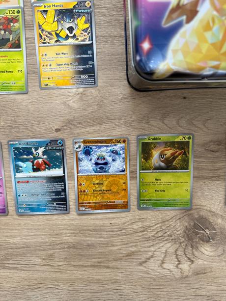 Pikachu kufrík a karty pokémon a lorcana,