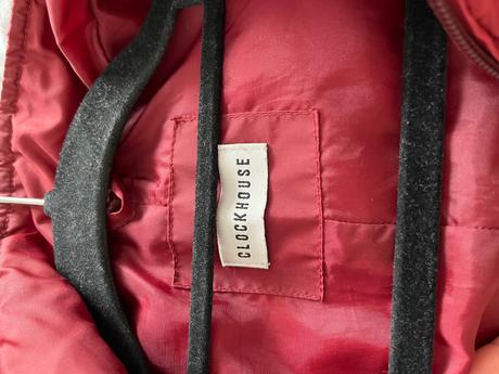 Červená vetrovka, clockhouse,36