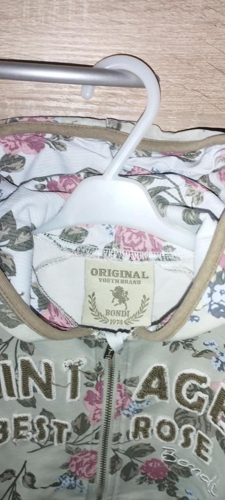 Romantická mikina, 104