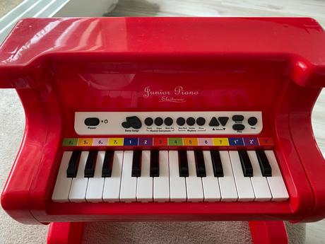 Krásne červené detské elektronické piano klavír,