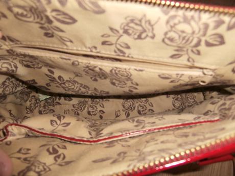 Karmínovočervená kabelka s príveskom, 