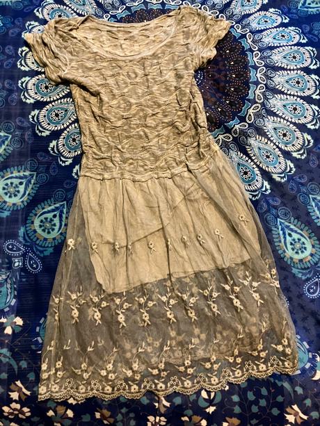 Bledohnede jemné šaty, s