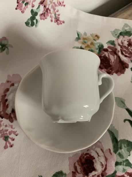 Porcelánová šálka s podšálkou, 