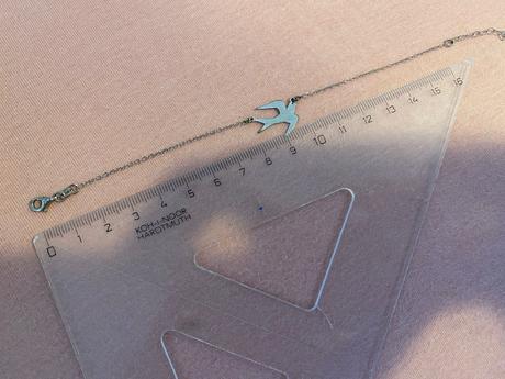 Lastovička náramok, 