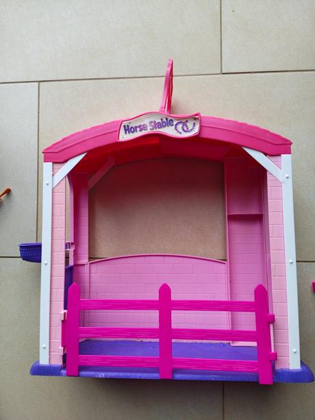 Stajňa, kôn a bábika, 