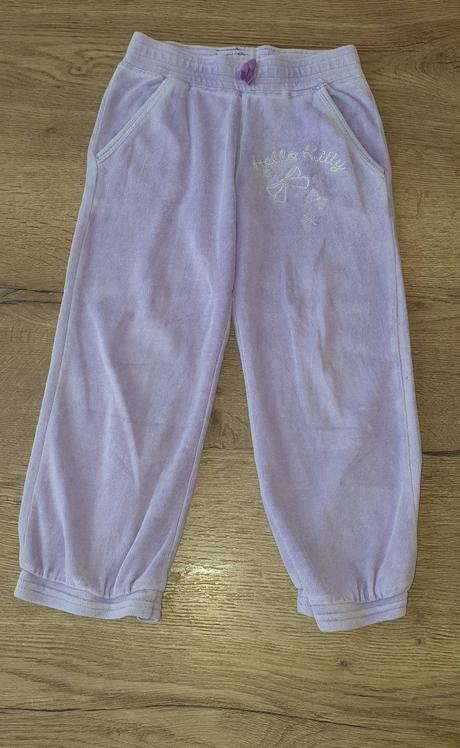 Bledofialové tepláky, 104