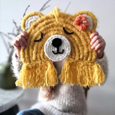 Upcyklovaná macrame dekorácia - žltá medvedica,