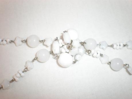 Biely nárdelník z gorálok, 