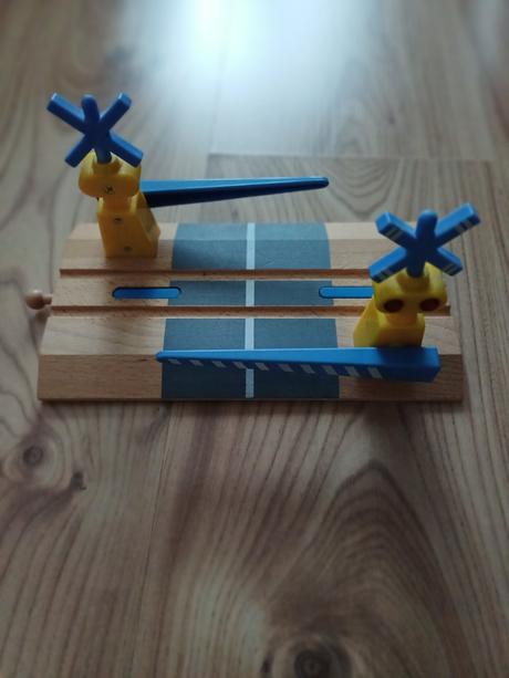 Drevene priecestie + vlaciky, 