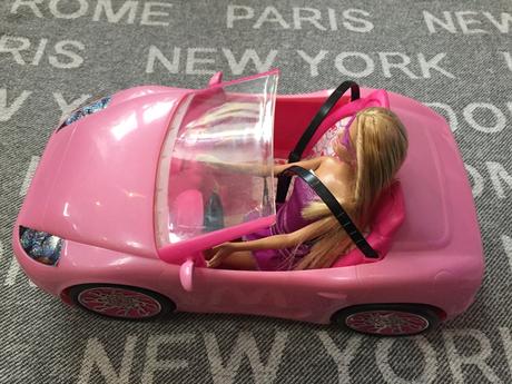 Babika barbie a auto,
