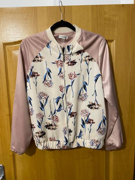 Prechodná bomberka, miss selfridge,m