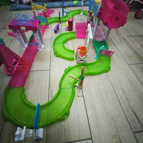 Dostihová dráha aj so samochodiacimi konikmi, 