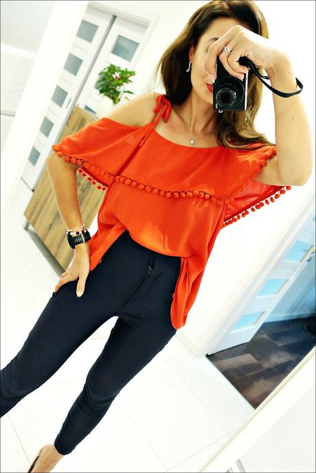 Červená blúzka, 40